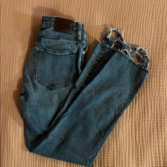 Lucky Brand Blue Ankle Cropped Jeans with Medium Wash and Zipper Fly - Picture 4 of 4